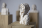 Mobile Preview: Skulptur 1 aus Ton auf Eiche Stele | Frank Lorenz